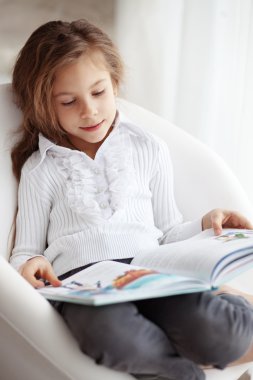 çocuk kitap okuyor.