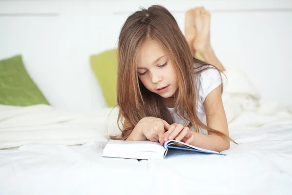 Criança lendo um livro — Fotografia de Stock