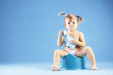 lazımlık zincir üzerinde şirin bebek