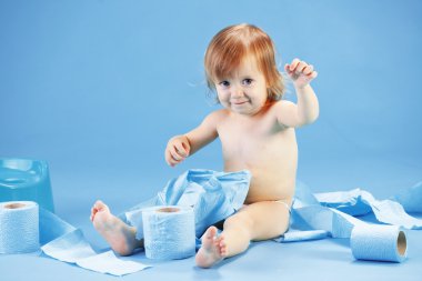 lazımlık zincir üzerinde şirin bebek