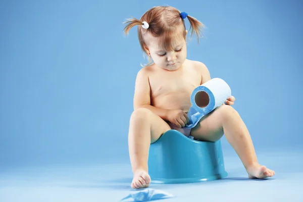 Criança bonito no potty chait — Fotografia de Stock