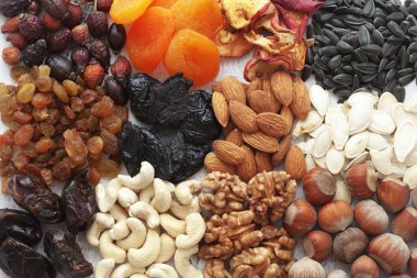 Ceviz ve kurutulmuş meyve.