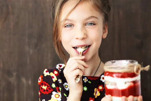 Niño comiendo postre —  Fotos de Stock