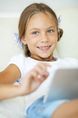 Tablet PC'de oynayan çocuk