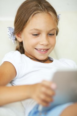 Tablet PC'de oynayan çocuk