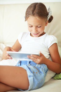 Tablet PC'de oynayan çocuk