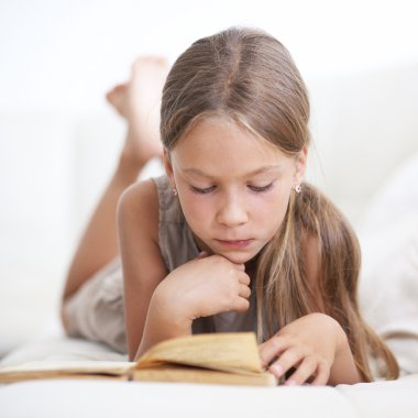 Çocuk kitabı okuyor