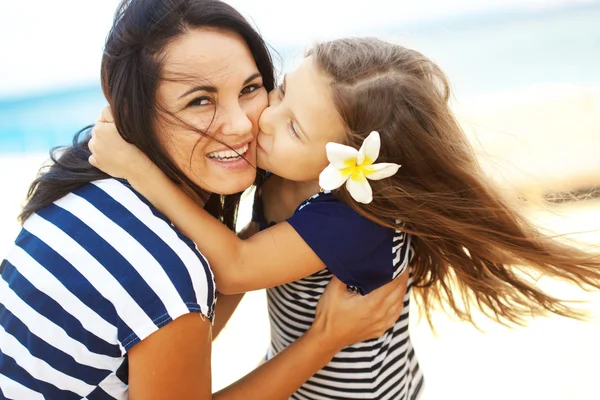 Famiglia felice in spiaggia — Foto Stock