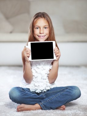 Tablet PC'de oynayan çocuk