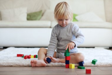 toddler ahşap bloklar ile oynama
