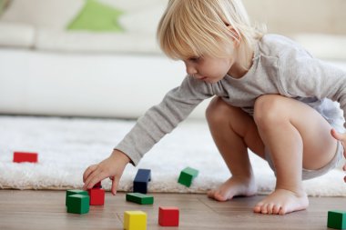 toddler ahşap bloklar ile oynama