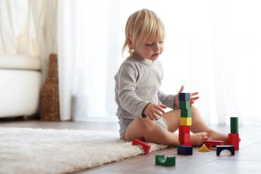 toddler ahşap bloklar ile oynama