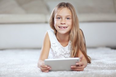 Tablet PC'de oynayan çocuk