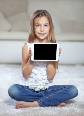 Tablet PC'de oynayan çocuk