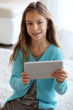 Tablet PC'de oynayan çocuk