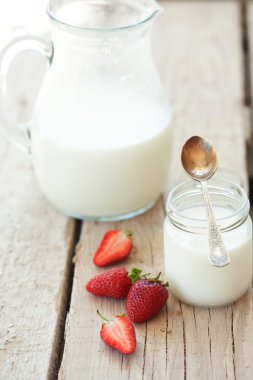 çilek ve süt
