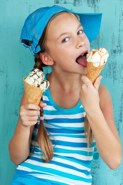 Niño con helado — Foto de Stock