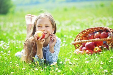 Kind Essen Apple in einem Feld