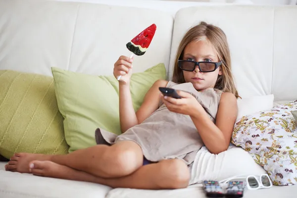Criança assistindo tv — Fotografia de Stock