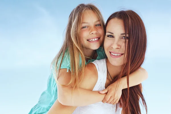 Famiglia felice in spiaggia — Foto Stock