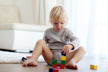 toddler ahşap bloklar ile oynama