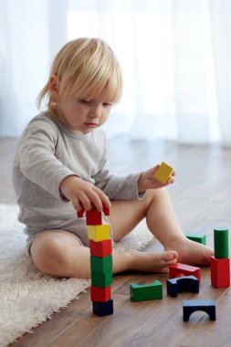 toddler ahşap bloklar ile oynama