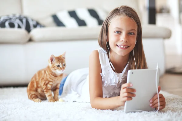 Tablet pc ile pre teen kız — Stok fotoğraf