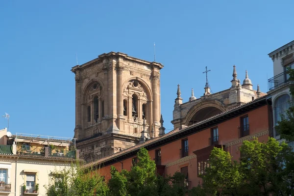 市中心格拉纳达，西班牙的大教堂的钟楼 — 图库照片