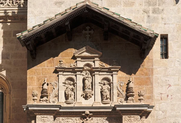 スペイン、グラナダの大聖堂への入口の上の彫像 — ストック写真