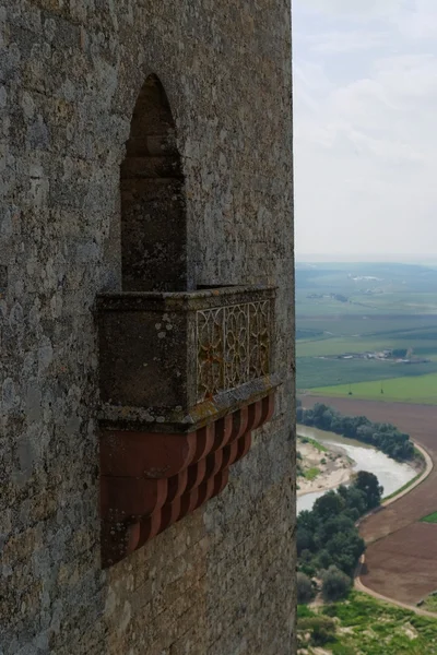 Pequeño balcón en la torre del castillo medieval de Almodovar Del Rio en España —  Fotos de Stock