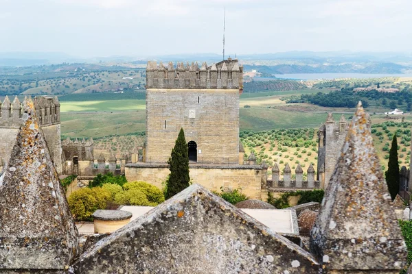 Toren van almodovar del rio middeleeuws kasteel in Spanje — Stockfoto