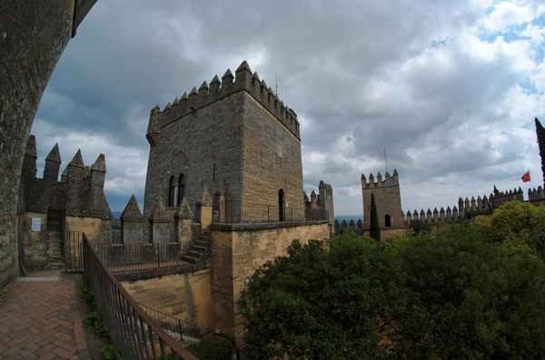 Fisheye vue sur Almodovar del Rio château médiéval par une journée nuageuse — Photo