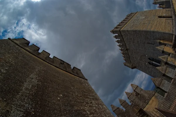 Vista de Fisheye de torres de Almodovar del Rio castelo medieval contra o céu nublado — Fotografia de Stock