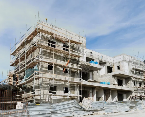 Three-storeyed apartment building under construction — Stock Photo, Image