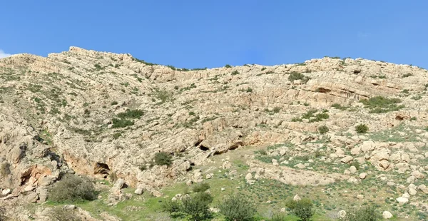 Textur eines geschichteten Sedimentgesteins unter blauem Himmel — Stockfoto