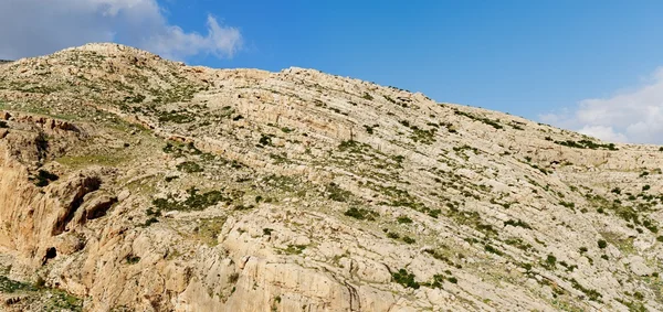 Mavi gökyüzünün altında katmanlı bir tortul dokusuna — Stok fotoğraf