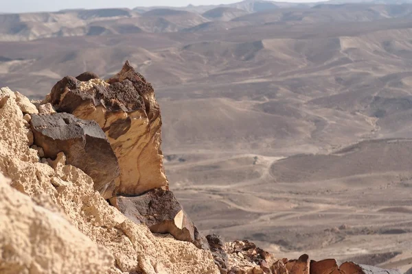 Gekartelde rots aan de rand van de klif in de woestijn — Stockfoto
