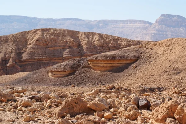 Schilderachtige gestreepte rotsen in de kleine krater (makhtesh Barda) in de negev-woestijn, Israël — Stockfoto