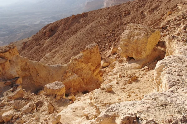 Rocce panoramiche arancioni nel canyon del deserto (piccolo cratere, o Makhtesh Katan nel deserto del Negev, Israele ) — Foto Stock