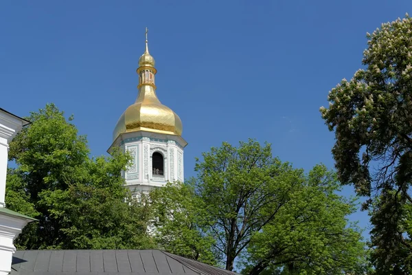 Belfry of the Sophia's Cathedral in Kiev, Ukraine, above the trees — Stock Photo, Image