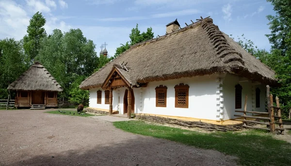 Reconstrução de uma casa de agricultor tradicional em museu ao ar livre, Kiev, Ucrânia — Fotografia de Stock