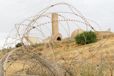 bira sheva, İsrail, dikenli tellerden görülen Necef Tugay Anıtı