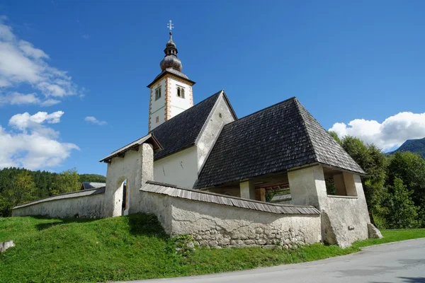 Церква Святого Іоанна Предтечі, на березі озера Бохінь, Словенія — стокове фото
