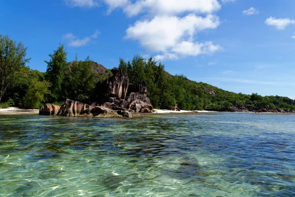 Пляж Острові Кур Сейшельські Острови Лавовими Кам Яними Брилами Буйною — стокове фото