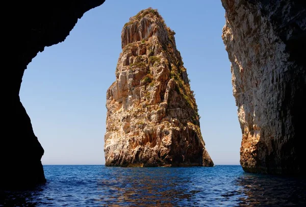 ギリシャのパクソス島近くの海の中の正岩 洞窟の入り口を通って見られる — ストック写真