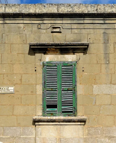 Gesloten Raam Van Het Oude Gebouw Bedekt Met Groene Houten — Stockfoto