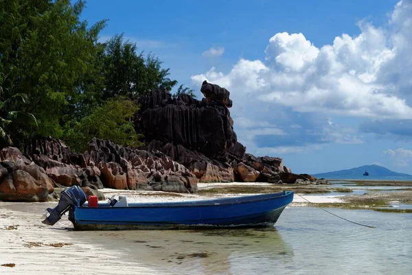 Motorcsónak Strandon Curieuse Island Seychelles Lávaköves Sziklák Buja Növényzet Stock Kép