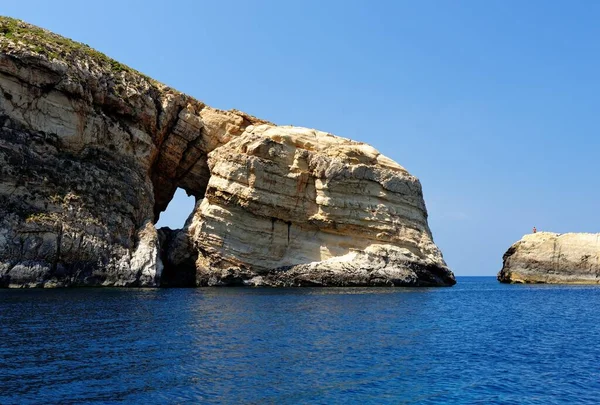 Natursköna Klippor Med Ett Hål Nära Gozo Malta Ljusa Sommardag Royaltyfria Stockbilder