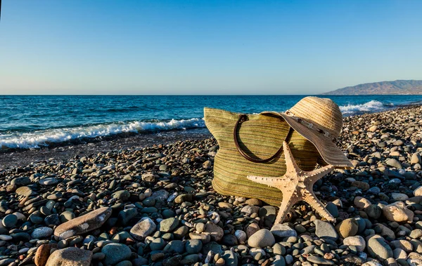 Un cofano, una borsa e una costiera — Foto Stock