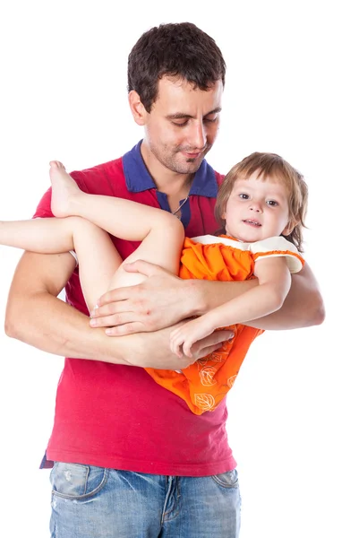Un padre sta tenendo in braccio sua figlia — Foto Stock